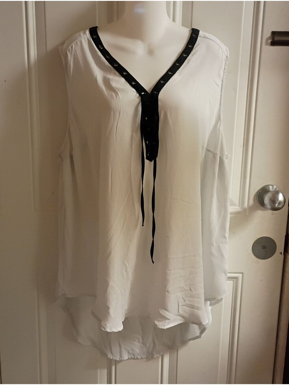 🌻torrid White Sleeveless V-Neck Tunic with Black Lace Up Front Size 2 (Stained)